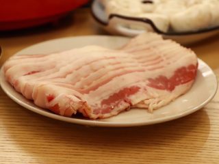 12、在家吃韩国烤肉,网上买的肥牛也很实在，不是那种加工出来的，烤起来也不会很多水分