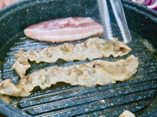13、在家吃韩国烤肉,烤肥牛特别快，下去半分钟翻面再半分钟就好了