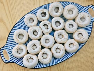 16、在家吃韩国烤肉,蘑菇放在旁边慢慢烤，满满的汁水很鲜