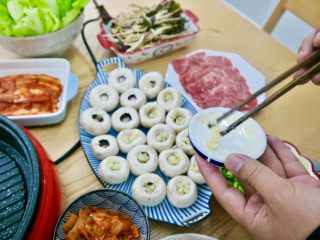 17、在家吃韩国烤肉,蘑菇里塞进蒜蓉，更香了