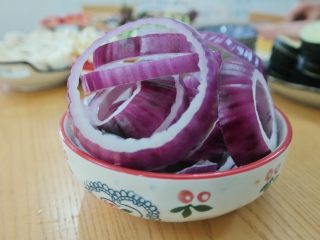 18、在家吃韩国烤肉,烤过的洋葱没有了原来的呛辣，反而是淡淡的清甜