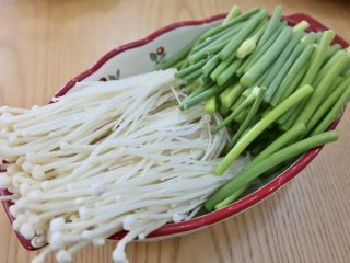 19、在家吃韩国烤肉,烤金针菇可以说是很经典了，但是烤蒜苔可能很多人不知道，烤起来脆脆的，搭配烤肉特别解腻