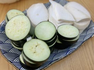 20、在家吃韩国烤肉,肉烤出来的油，正好可以用来烤茄子和杏鲍菇