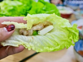 21、在家吃韩国烤肉,爽脆的生菜叶子，包入金黄的烤肉，再搭配青椒圈和蒜片，这是最大程度的治愈了