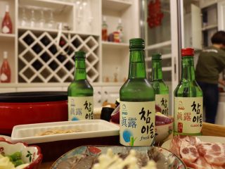 22、在家吃韩国烤肉,韩国烤肉配韩国清酒，没毛病。清酒喝起来没有什么味道，看似毫无杀伤力的清酒后劲却很足，一不小心就喝多了。