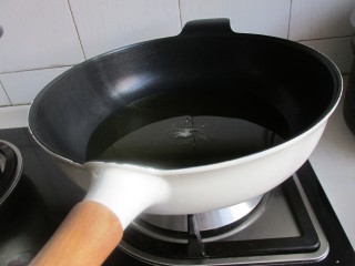 3、糖醋鲤鱼,锅洗净擦干，倒入花生油烧热。