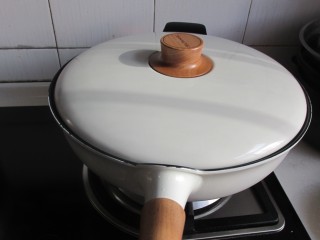 5、糖醋鲤鱼,炸制时中火，可以盖上盖子防止崩油。