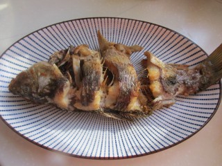 7、糖醋鲤鱼,看炸过的鱼还是很完整的，就是刀工美控制好，划几刀划得太深，可以适当浅浅的划。