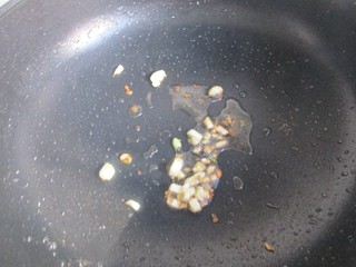 9、糖醋鲤鱼,锅里放油加入蒜末煸香。