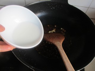 11、糖醋鲤鱼,完全融化后，加入适当的水淀粉，一边加入一边搅拌。