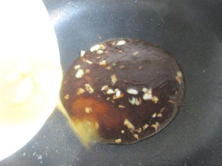 10、糖醋鲤鱼,倒入混合的糖醋汁小火熬制。