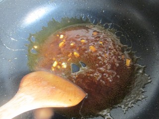 12、糖醋鲤鱼,看着汤汁差不多有粘稠度了即可关火。