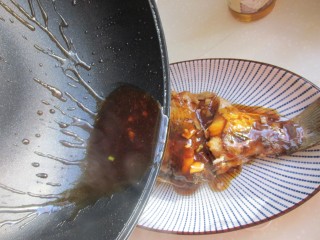 13、糖醋鲤鱼,把糖醋汁倒入鱼身就好了，看过可是一点不沾哦。