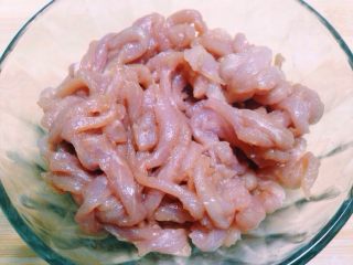2、鱼香肉丝,把切好的肉丝用盐1g,料酒2g,生抽2g,淀粉3g码拌上浆。