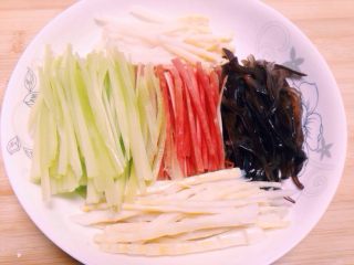 3、鱼香肉丝,将莴笋,冬笋(本次用袋装春笋代替),胡萝卜,水发木耳切丝备用。