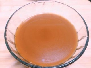 5、鱼香肉丝,取干净的碗加入盐2g,白糖,醋,料酒,生抽,高汤,水淀粉调成汁。