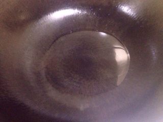 6、鱼香肉丝,在炒锅内加入色拉油,中火烧至四成热。
