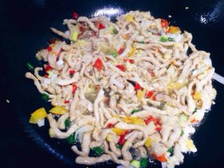 8、鱼香肉丝,在锅内依次加入泡红辣椒,蒜姜末,葱花炒香。