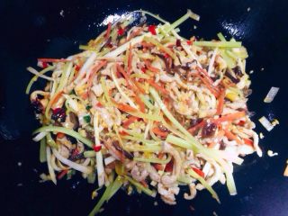 9、鱼香肉丝,将配菜入锅,转大火快速翻炒,待蔬菜断生后将事先调好的味汁倒入锅内勾芡。