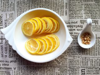 2、冰糖炖柠檬,柠檬切成薄片，去籽。