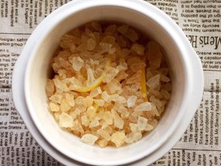 4、冰糖炖柠檬,上面均匀放入黄冰糖。