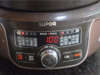 5、银耳南瓜补血汤,砂锅水烧开，设置 键。