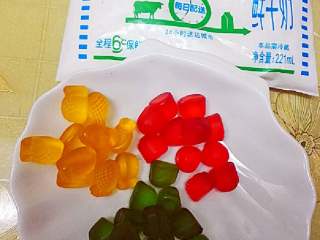 1、多彩布丁QQ糖版+#春意绿#,各式口味的QQ糖，纯牛奶一包