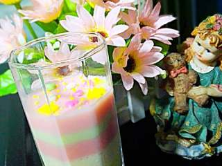 3、多彩布丁QQ糖版+#春意绿#,选一种口味的QQ糖隔水融化，顺便倒入30ml左右的纯牛奶（3-4汤匙），搅拌至变色，并观察QQ糖是否融化(喜欢颜色更有层次感，一种颜色中牛奶加多，加少颜色就会一个深一个浅，这样错开搭配色彩更丰富)