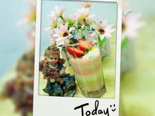 4、多彩布丁QQ糖版+#春意绿#,将融化了的牛奶和QQ糖浆倒入杯子做第一层布丁，用保鲜膜封好杯口，放凉（3-5分钟），放入冰箱冷藏半小时至一小时， 根据自己喜好的颜色搭配，按照上面的步骤做后面几层布丁，等全部凝固就好了