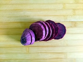 2、午后甜蜜茶点之芝士紫薯坚果吐司卷（烤箱版）,紫薯去皮切片