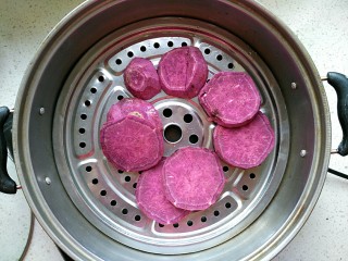 3、午后甜蜜茶点之芝士紫薯坚果吐司卷（烤箱版）,入蒸锅蒸熟（中火大约15分钟左右）