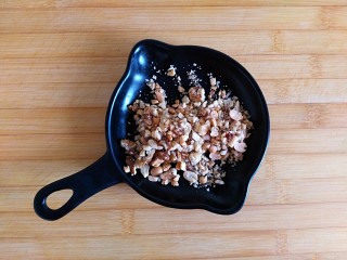 4、午后甜蜜茶点之芝士紫薯坚果吐司卷（烤箱版）,核桃，花生压碎