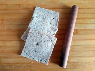 8、午后甜蜜茶点之芝士紫薯坚果吐司卷（烤箱版）,擀面杖擀扁