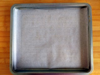 10、午后甜蜜茶点之芝士紫薯坚果吐司卷（烤箱版）,烤盘铺油纸
