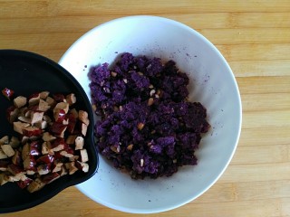 15、午后甜蜜茶点之芝士紫薯坚果吐司卷（烤箱版）,倒入大枣丁混合均匀