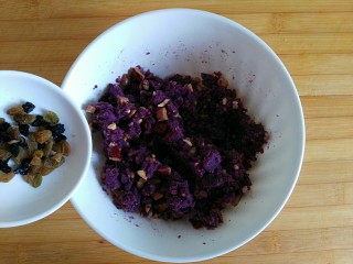 16、午后甜蜜茶点之芝士紫薯坚果吐司卷（烤箱版）,倒入葡萄干，蓝莓干丁混合均匀