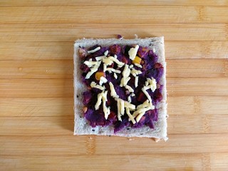 18、午后甜蜜茶点之芝士紫薯坚果吐司卷（烤箱版）,紫薯泥上放适量马苏里拉奶酪