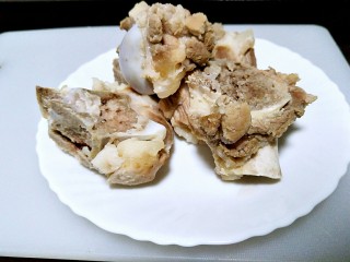 1、莲藕花生煲猪筒骨汤,猪筒骨洗干净！加生姜水一起煮开去血水！