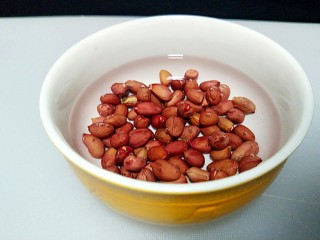 2、莲藕花生煲猪筒骨汤,花生洗干净泡水