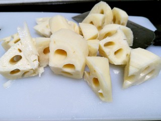 3、莲藕花生煲猪筒骨汤,莲藕削皮切块。记得是切块哦，不是切片！