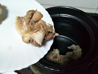 4、莲藕花生煲猪筒骨汤,过完血水的猪筒骨。洗干净放砂锅！