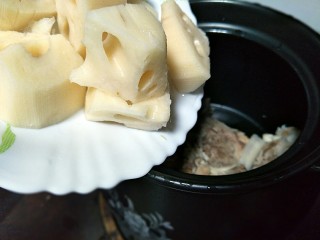 5、莲藕花生煲猪筒骨汤,莲藕放砂锅！