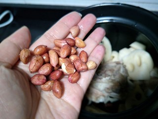 6、莲藕花生煲猪筒骨汤,泡水后的花生放砂锅！