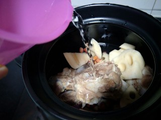 7、莲藕花生煲猪筒骨汤,加水