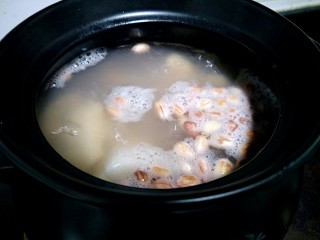 8、莲藕花生煲猪筒骨汤,煮开。有一层泡沫.~用勺子撇点！