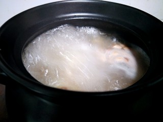 9、莲藕花生煲猪筒骨汤,滚了滚了。煲了一个多钟头了。