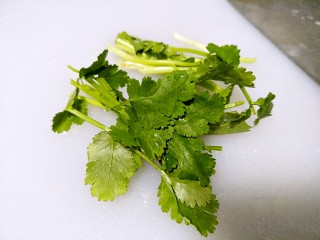 10、莲藕花生煲猪筒骨汤,洗点香菜。香菜可是莲藕汤必不可少的一个调味啊。