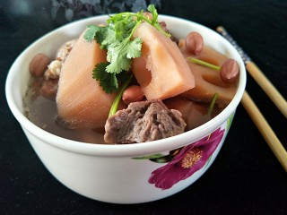 12、莲藕花生煲猪筒骨汤,来来来。来一碗吧！????