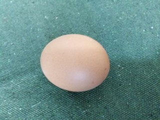 1、酥嫩牛肉丸,准备鸡蛋一个，