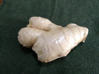 2、酥嫩牛肉丸,姜一块儿，切两片就够用了。